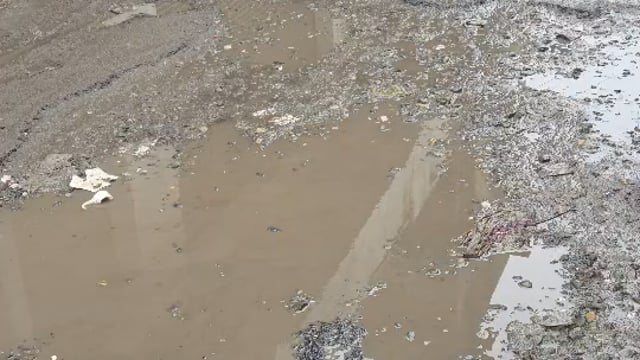 जर्जर पुराना अस्पताल सड़क बनी मुसीबत, मामूली बारिश में कीचड़ से पटा पुराना अस्पताल रोड