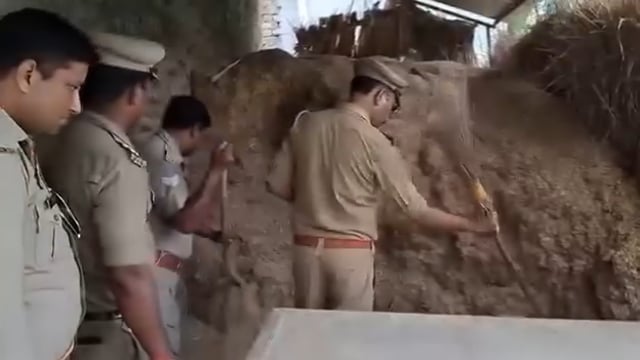 ▶️अयोध्या:◀️
भूसे के ढेर में राम मंदिर से चोरी गए चढ़ावे के रुपए तलाश करती पुलिस, जेल में निरुद्ध लवकुश मिश्रा के रुदौली फगौली के घर का वीडियो*