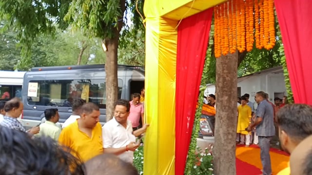 मंच की ओर बढ़ते शंकराचार्य शाहजहांपुर
