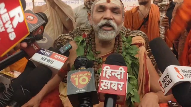 भव्य स्वागत के बीच शाहजहांपुर पहुंचे शंकराचार्य, गो-रक्षा पर सरकार को घेरा