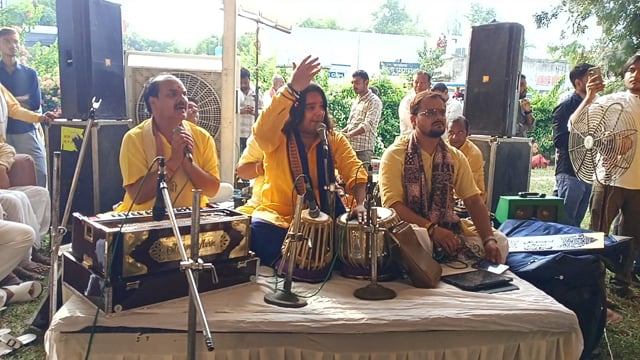 शाहजहांपुर: भजन भी गया गया शंकराचार्य स्वामी अविमुक्तेश्वरानंद सरस्वती के गौरक्षा से गौमाता को "राष्ट्रमाता" घोषित करने और गौरक्षा