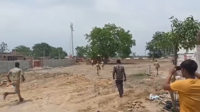 स्कूल की जमीन से अतिक्रमण हटाने पहुंची टीम, जेसीबी के सामने लेटने की कोशिश, हंगामा