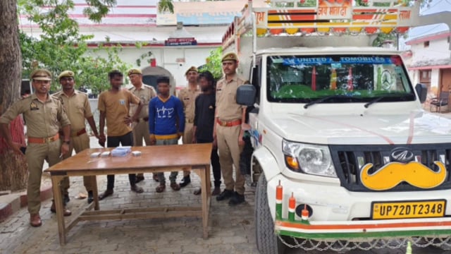बाघराय पुलिस के सराहनीय कदम पशु चोर गिरोह का पर्दाफाश तीन शातिर गिरफ्तार चोरीकी भैंस,पड़वा,तमंचा पिकअप बरामद,