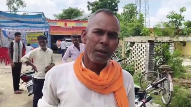 जमुनिया खास 20 दिन से खाद के लिए भटक रहा किसान, पैसे लेकर वितरण का आरोप

पूरनपुर विकासखंड क्षेत्र के गांव जमुनिया खास में किसान को पिछले 20 दिनों से सहकारी समिति से खाद नहीं मिलने का आरोप लगाया गया है। गांव निवासी अमर सिंह का कहना है कि समिति पर किसानों को खाद देने में मनमानी की जा रही है। आरोप है कि बिना पैसे लिए खाद नहीं दी जा रही, जबकि जरूरतमंद किसान लगातार चक्कर काट रहे हैं। अमर सिंह ने बताया कि मामले की शिकायत संबंधित अधिकारियों से की गई, लेकिन अब तक कोई ठोस कार्रवाई नहीं हुई। उनका आरोप है कि उच्च अधिकारी केवल खानापूर्ति कर रहे हैं। खाद की कमी से किसानों की खेती प्रभावित हो रही है और समय पर फसल की बुवाई व देखभाल में परेशानी आ रही है। किसान ने निष्पक्ष जांच कर दोषियों पर कार्रवाई और शीघ्र खाद उपलब्ध कराने की मांग की है।