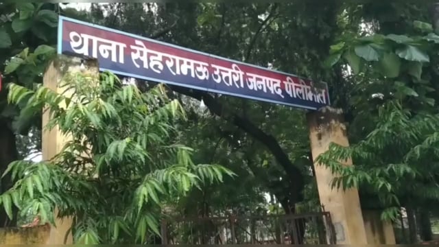 सेहरामऊ थाना क्षेत्र 15 वर्षीय किशोरी को बहला-फुसलाकर ले जाने का आरोप, मुकदमा दर्ज

पूरनपुर के सेहरामऊ थाना क्षेत्र के एक गांव निवासी युवक ने थाने में तहरीर देकर आरोप लगाया कि उनकी 15 वर्षीय पुत्री को लखीमपुर खीरी के इमली चौराहा निवासी अंश उर्फ हर्षू जायसवाल पुत्र जितेंद्र जायसवाल बहला-फुसलाकर अपने साथ ले गया। पीड़ित के अनुसार घटना 29 जून 2026 की है। परिवार ने रिश्तेदारों और आसपास के क्षेत्रों में काफी तलाश की, लेकिन किशोरी का कोई सुराग नहीं मिला। इसके बाद पिता ने थाना पहुंचकर तहरीर दी और कानूनी कार्रवाई की मांग की। पुलिस ने तहरीर के आधार पर आरोपी के खिलाफ संबंधित धाराओं में मुकदमा दर्ज कर किशोरी की तलाश शुरू कर दी है। मामले की जांच जारी है।