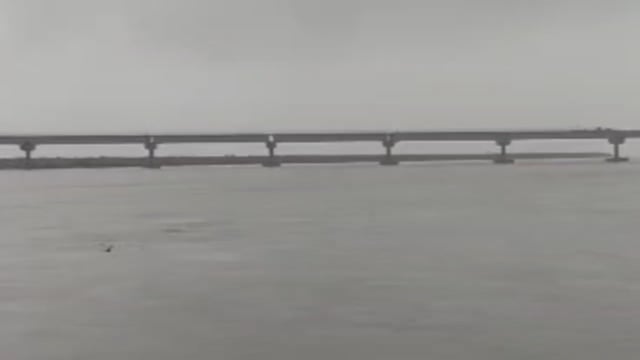 शारदा नदी का बढ़ता जलस्तर देख ग्रामीणों की बड़ रही चिंता, बाढ़ और कटान का डर

पीलीभीत। बनबसा बैराज से लगातार पानी छोड़े जाने के कारण शारदा नदी का जलस्तर तेजी से बढ़ रहा है। नदी के किनारे बसे हजारा क्षेत्र के दर्जनों गांवों में बाढ़ और कटान की आशंका गहरा गई है। नदी का तेज बहाव देखकर ग्रामीणों की चिंता बढ़ने लगी है। हर वर्ष शारदा नदी के कटान से किसानों की सैकड़ों बीघा फसल नदी में समा जाती है, जबकि कई परिवारों के घर भी खतरे की जद में आ जाते हैं। इसी को लेकर ग्रामीण चिंतित हैं और नदी का तेज बाहव देखकर परेशान है।