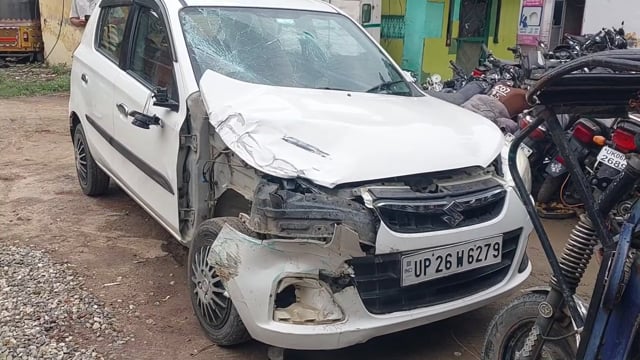 धनाराघाट गर्भवती की मौत के मामले में कार्रवाई न होने पर उठे सवाल

पूरनपुर के धनाराघाट रोड पर भगवन्तापुर चुंगी के पास गुरुवार को तेज रफ्तार कार की टक्कर से ई-रिक्शा सवार आठ माह की गर्भवती महिला की मौत हो गई, जबकि तीन अन्य लोग घायल हो गए। मदीना नगर लाइनपार साहूकारा निवासी 30 वर्षीय शबनम पत्नी मोहम्मद कमर अपनी बहन सवाना, एक वर्षीय पुत्र उजैर और ई-रिक्शा चालक तमलेस खान (35) के साथ दवा लेने अस्पताल आ रही थीं। हादसे के बाद सभी घायलों को सामुदायिक स्वास्थ्य केंद्र लाया गया, जहां डॉक्टरों ने शबनम को मृत घोषित कर दिया। गंभीर रूप से घायल ई-रिक्शा चालक तमलेस खान को प्राथमिक उपचार के बाद जिला अस्पताल रेफर किया गया। हादसे में शबनम का मासूम पुत्र भी घायल हुआ। पुलिस ने कार और चालक को हिरासत में ले लिया था, शुक्रवार जानकारी के अनुसार पुलिस ने दुसरे दिन तक आरोपी के खिलाफ कोई कानूनी कार्रवाई नहीं की गई है।