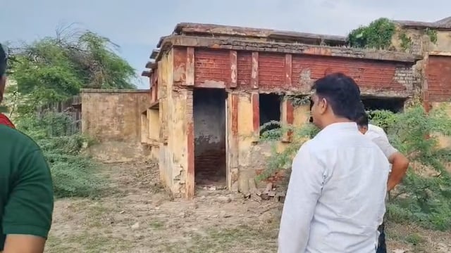 मुख्य विकास अधिकारी डॉ. राममोहन मीणा विकास खंड बिहार कार्यालय पहुंचे। वहां निरीक्षण के दौरान नदारत रहें बीडीओ,एडीओ,एपीओ,