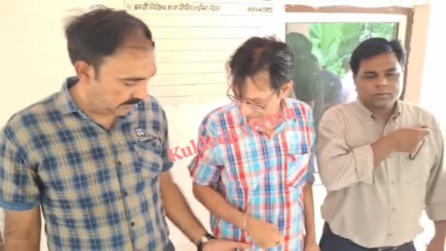 मेरठ के जिला विद्यालय निरीक्षक कार्यालय से 25000 की रिश्वत लेते हुए बाबू को एन्टी करप्शन टीम ने दबोचा