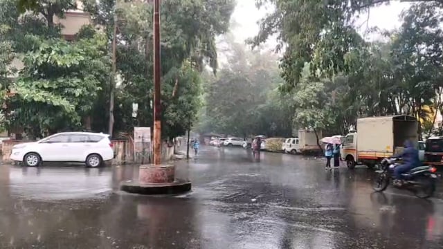 पांच दिवस सतत होणाऱ्या पाऊसाने घाट माथ्यावर धरण क्षेत्रात पाणी पातळी वाढत आहे. शिंगणापूर बंधारा ओव्हर फुल झाल्याने  वाहतूकीस बंद झाला.