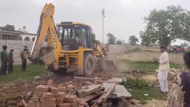 शाहजहांपुर: वर्षों बाद स्कूल की जमीन कब्जामुक्त, प्रशासन ने चलाया बुलडोजर
