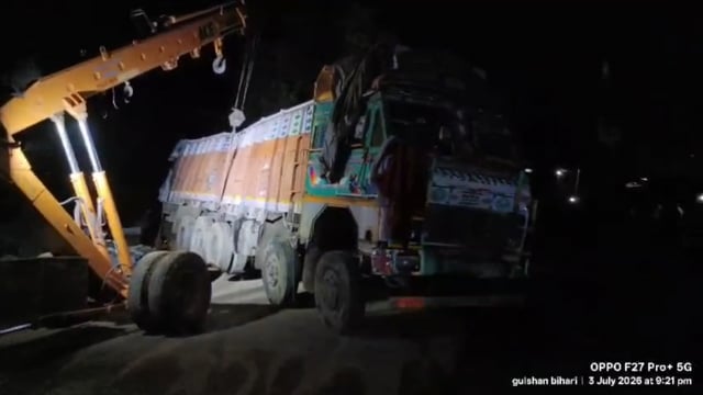 रफ्तार का कहर: छह वर्षीय मासूम को कुचल पलटा खाद लदा ट्रक, मौत के बाद भड़का जनाक्रोश; पथराव में कई पुलिसकर्मी घायल 