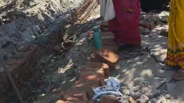 पलिया स्थित शारदा पेट्रोल पंप के 'मुफ्त पानी' पर ताला, स्कूली बच्चों व राहगीरों को नहीं पीने दिया जाता है पानी