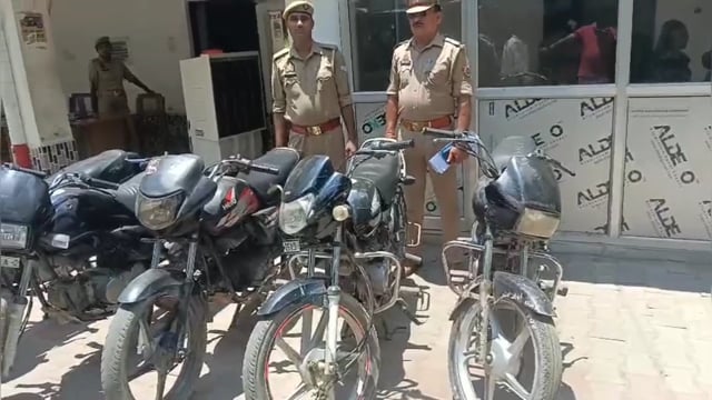 पांच चोरी की बाइक के साथ दो किशोर दबोचे, पुलिस ने किया बाल अपचारी घोषित

पूरनपुर पुलिस ने शनिवार को गश्त के दौरान मुखबिर की सूचना पर मंडी समिति की दीवार के पास मकरंदापुर खड़ंजा मार्ग से दो किशोरों को पांच चोरी की मोटरसाइकिलों सहित पकड़ लिया। पूछताछ में दोनों ने अपनी उम्र 17 वर्ष बताई और विभिन्न स्थानों से बाइक चोरी करने की बात स्वीकार की। पुलिस के अनुसार बरामद बाइकों में पूरनपुर, माधौटांडा और मैलानी (खीरी) क्षेत्र से चोरी की गई मोटरसाइकिलें शामिल हैं।आरोपियों ने बताया कि वे चोरी की बाइक अनजान युवकों को बेचकर रकम आपस में बांट लेते थे। बरामद वाहनों में पहले से दर्ज चोरी के मुकदमों से संबंधित बाइक भी शामिल हैं। प्रभारी निरीक्षक के नेतृत्व में कार्रवाई करते हुए थाना पूरनपुर पुलिस ने दोनों बाल अपचारियों के विरुद्ध संबंधित धाराओं में मुकदमा दर्ज कर विधिक कार्रवाई शुरू कर दी है।
