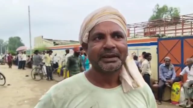 रुरिया सलेमपुर गैस एजेंसी की मनमानी से उपभोक्ता परेशान, बुकिंग के बाद भी नहीं मिल रहा सिलेंडर वीडियो वायरल

पीलीभीत के रुरिया सलेमपुर स्थित गैस एजेंसी पर उपभोक्ताओं ने मनमानी का आरोप लगाया है। लोगों का कहना है कि गैस सिलेंडर की बुकिंग कराने के बाद भी उन्हें हफ्तों तक एजेंसी के चक्कर लगाने पड़ रहे हैं, लेकिन समय पर सिलेंडर उपलब्ध नहीं कराया जा रहा। इससे ग्रामीणों और गृहिणियों को काफी परेशानी का सामना करना पड़ रहा है। उपभोक्ताओं का आरोप है कि कई बार एजेंसी पहुंचने पर भी सिर्फ आश्वासन देकर वापस भेज दिया जाता है। समय पर गैस न मिलने से लोगों को लकड़ी और अन्य वैकल्पिक ईंधन का सहारा लेना पड़ रहा है। उपभोक्ताओं ने संबंधित अधिकारियों से मामले की जांच कर एजेंसी की कार्यप्रणाली में सुधार कराने तथा समय पर गैस वितरण सुनिश्चित कराने की मांग की है।