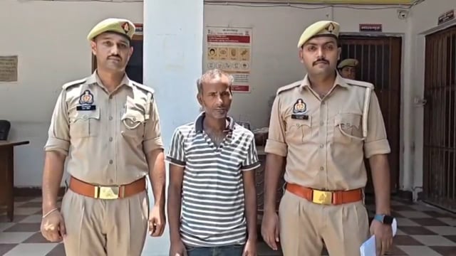 जहानाबाद थाना क्षेत्र में 6 बर्षीय मासूम के साथ मंदिर ले जाकर दुष्कर्म का प्रयास

पीलीभीत के जहानाबाद थाना क्षेत्र निवासी एक व्यक्ति ने पुलिस को बताया कि दो जुलाई को उसकी 6 बर्षीय पुत्री दरवाजे पर खेल रही थी। आरोप है कि नरेश कुमार पुत्र बाबूराम 6 बर्षीय मासूम बच्ची को जबरदस्ती गाँव के मंदिर में ले गया और उसके साथ गलत हरकतें कर
रहा था। इस दौरान मासूम का पिता ढूंढता हुआ पहुंच गया और नरेश को मौके पर पकड़ कर मामले की सूचना डायल 112 पुलिस को दी, पुलिस उक्त नरेश को अपने साथ थाने पर ले आई। पुलिस ने मुकदमा दर्ज किया।  पुलिस क्षेत्राधिकारी सदर नताशा गोयल ने मामले की जानकारी देते हुए बताया कि मुकदमा दर्ज कर आरोपी को गिरफ्तार कर न्यायालय भेजा गया है।