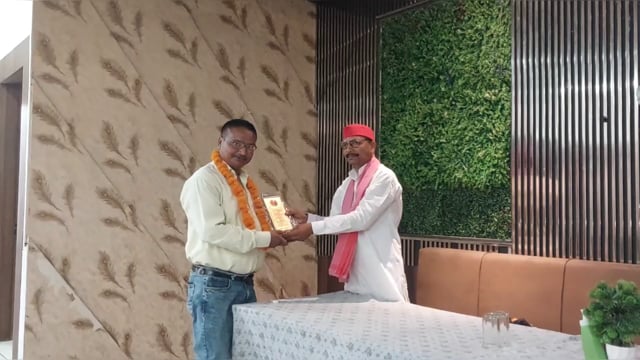 सपा नेता अशोक राजा ने भाजपा पर साधा निशाना, पत्रकारों का किया सम्मान