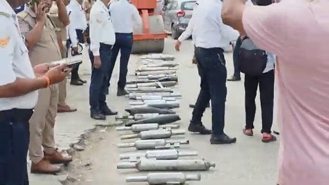 पटाका साइलेंसर पर चला ट्रैफिक पुलिस का रोड रोलर, 53 साइलेंसर किए नष्ट