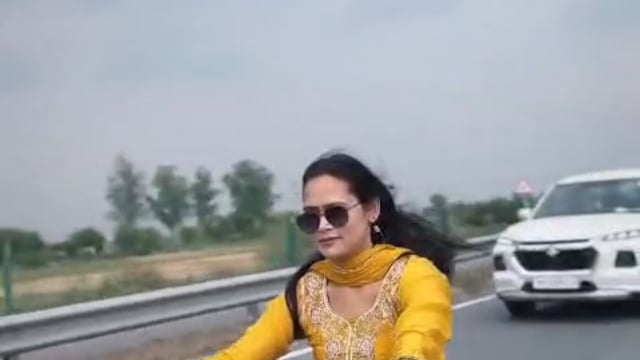 ▶️.....निशा ब्यूटिशियन थी। एक दुकान चलाती थी। 
इसके अलावा उन्हें वीडियो बनाने का शौक था।
वह अक्सर स्पोर्ट्स बाइक चलाते हुए दिखती थी। 
इंस्टाग्राम पर 24 हजार से ज्यादा फॉलोवर है। 
पति प्रदीप भी कई बार पत्नी के साथ वीडियो बनाते और उसे पोस्ट करते थे। 
लेकिन पिछले एक 1-2 हफ्तों से वह रिश्तों में असहजता वाले वीडियो पोस्ट करते थे। 
अब निशा की चाकू से हमला करके हत्या कर दी गई है!
