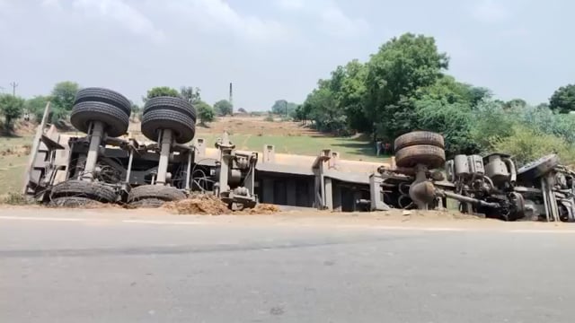 गिट्टी से भरा ओवरलोड ट्रक पलटा,हादसा होने से टला 