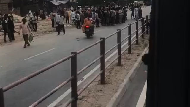 शाहजहांपुर में कटरा हाईवे पर रोड पर फल फ्रूट की मंडी लगने के कारण भीड़ रहती है  आज सुबह लगभग 9:00 बजे एक एक्सीडेंट हो गय