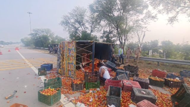 MANT-यमुना एक्सप्रेस -वे पर, टमाटर से भरी पिक -अप पलटी,चालक को आई झपकी,दो घायल,, 