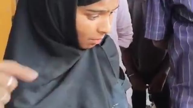 बिहार की एक मुस्लिम महिला को कथित तौर पर पाकिस्तान पैसे भेजते हुए पकड़ा गया।

अधिकारी इस मामले की जांच कर रहे हैं ताकि लेन-देन का मकसद और सीमा-पार नेटवर्क से संभावित संबंधों का पता लगाया जा सके।