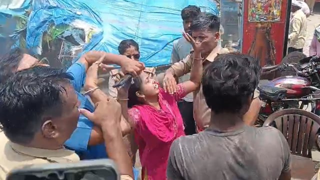 ▶️कानपुर◀️.   पनकी थाना क्षेत्र में अतिक्रमण हटाने के दौरान दरोगा द्वारा दुकानदार को थप्पड़ मारने का वीडियो सोशल मीडिया पर वायरल।
