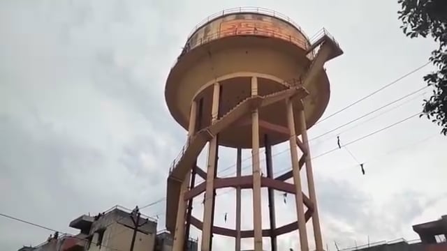 लोन दिलाने के नाम पर कथित ठगी, चार युवक पानी की टंकी पर चढ़ 