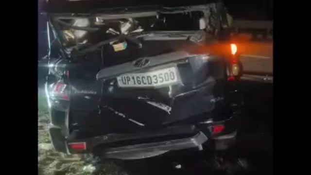 MANT-टायर फटने से स्कॉर्पियो अनंत्रित होकर गार्डरेल से टकराई, तीन घायल,,
