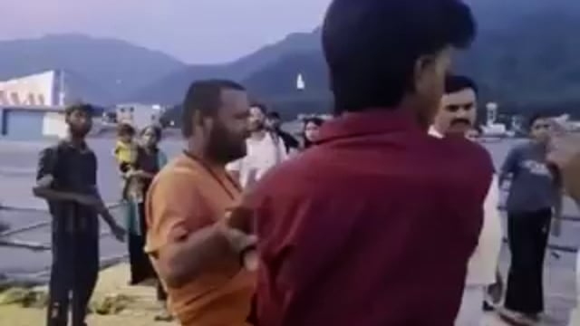 ▶️....उत्तराखंड- ऋषिकेश में एक भगवा चोला धारण किए हुए व्यक्ति पर कुछ छोटी बच्चियों ने छेड़छाड़ का आरोप लगाया। आरोपों के बीच मौके पर मौजूद लोगों ने संबंधित व्यक्ति के साथ मारपीट की और इसकी सूचना तत्काल पुलिस को दी