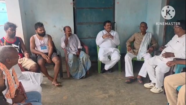 प्रमुख की माता एवं प्रमोद राय के आकस्मिक निधन पर शोकाकुल परिजनों से मिले सांसद, दिवंगत के तैल चित्र पर पुष्प अर्पित की