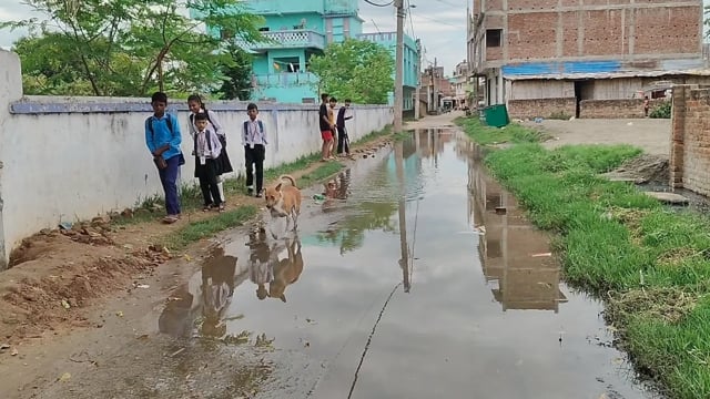 गर्मी में सड़क बनी तालाब, रामधाम मंदिर मार्ग पर जलजमाव से जनता बेहाल