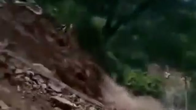 उत्तराखंड -यमुनोत्री मार्ग पर स्यानाचट्टी के पास भूस्खलन
