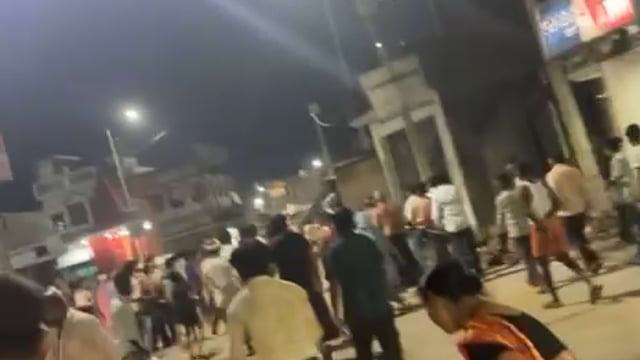 पीलीभीत पुलिस के सामने मारपीट, 6 लोग घायल वीडियो वायरल