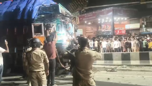▶️अयोध्या ◀️ NH-27 पर भीषण सड़क हादसा, ट्रक का टायर फटने से 6-7 वाहन आपस में टकराए दो गंभीर घायल, कुछ समय तक बाधित रहा यातायात अयोध्या जनपद के रुदौली कोतवाली क्षेत्र के भेलसर चौकी अंतर्गत राष्ट्रीय राजमार्ग-(NH-27) पर रविवार देर रात एक भीषण सड़क हादसा