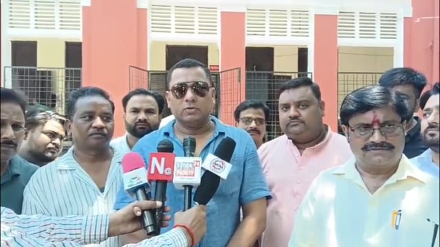 राष्ट्रपति को भेजा ज्ञापन व्यापार उद्योग व्यापार मंडल मीडिया से बातचीत करते शाहजहांपुर