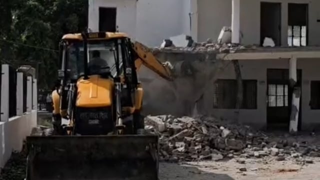 निघासन तहसील में इलाहाबाद हाईकोर्ट के आदेश के बाद प्रशासन ने तालाब की जमीन पर बनी 25 साल पुरानी सरकारी इमारत को तोड़ा।