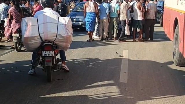 शाहजहांपुर सिधौली थाना के सामने एक कार वाले ने मोटरसाइकिल वाले को टक्कर मार दी मोटरसाइकिल वाले की हालत बहुत गंभीर है