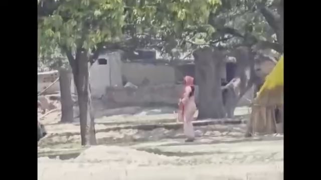 ▶️.....मामला प्रतापगढ़ यूपी के लीलापुर थाना अन्तर्गत मझवारा गांव का बताया जा रहा है जहां औरतें की लड़ाई में एक नौजवान अकेली औरत पर लाठियां भांज रहा है योगी जी की प्रतापगढ़ पुलिस की नजर इस वीडियो पर पड़ी तो लड़के का लाइफ टाइम लंगड़ा होना तय है।