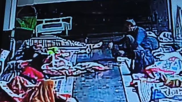 ▶️....भोपाल। चिरायु अस्पताल के ICU के बाहर सो रही युवती का मोबाइल चोरी*
लड़की की जेब से निकला मोबाइल 
मोबाइल निकालते  CCTV में कैद हुआ बुजुर्ग
युवती अपने रिश्तेदार की देखभाल के लिए अटेंडर के तौर पर रुकी हुई 

खजूरी थाना क्षेत्र का मामला