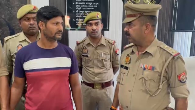 मऊ में चिकन विक्रेता निकला हथियार तस्कर, रिवॉल्वर व तमंचा बरामद!