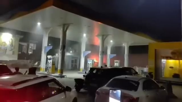 पेट्रोल पंप के पीछे लगी आग कनौजिया अस्पताल शाहजहांपुर