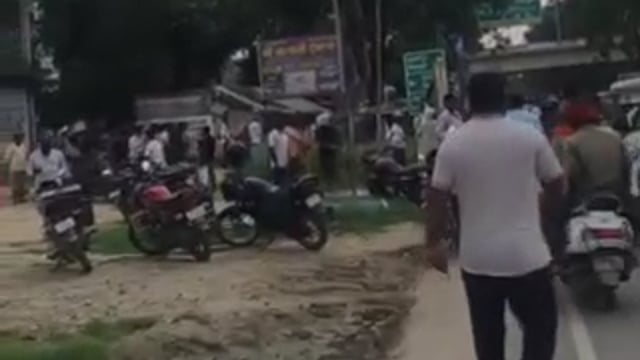अंबेडकर नगर अकबरपुर ओवर ब्रिज के पास सड़क हादसा।