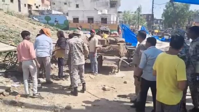 मथुरा में चला बुलडोजर नहीं, कानून का डंडा! अतिक्रमणकारियों पर नगर निगम की बड़ी कार्रवाई, 19 हजार का जुर्माना