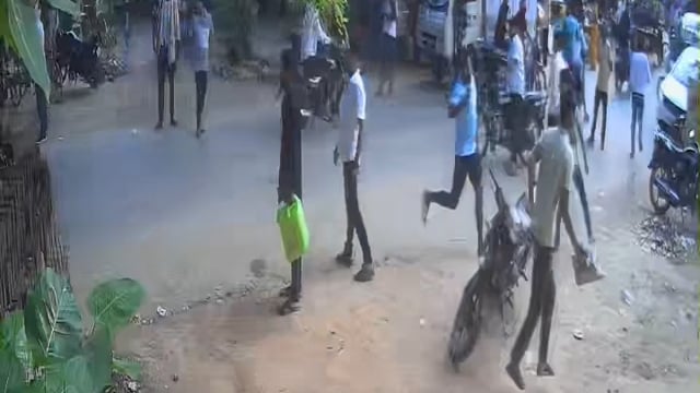 गोली चलने से मची अफरा तफरी असलहे के बट से युवक की पिटाई का वीडियो वायरल,पुलिस कार्यवाही में जुटी