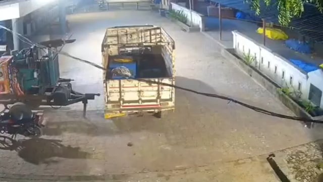 Mau: शीतला माता धाम मंदिर समिति के अध्यक्ष संजय वर्मा का आपत्ति जनक वीडियो वायरल, परसाद जहाँ महिलाएं बनाती है वहां पर ऐस