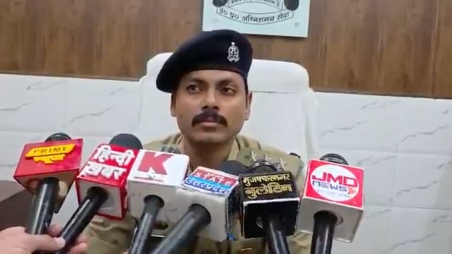 मुजफ्फरनगर शोरूम में लगी भयंकर आग,दमकल की गाड़ी पाया आग पर काबू