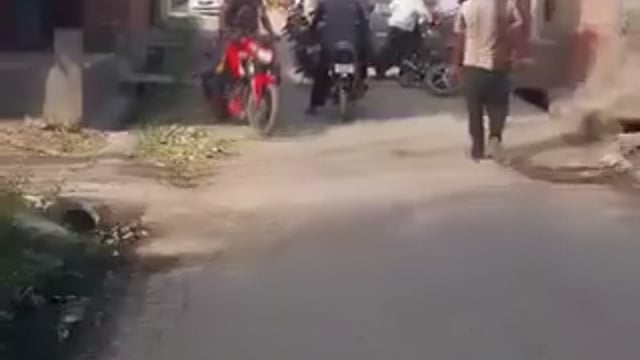 यूपी: बुलंदशहर के गांव वैर में दिव्यांग मजदूर की पिटाई
लाठी डंडों और लात घूसों से कर की वीडियो वायरल,
पुलिस वीडियो के आधार पर जांच में जुटी