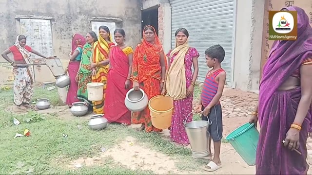 सिरदला प्रखंड के जनकपुर गांव में जल संकट गहराया, दूसरे गांव से पानी लाकर बुझा रहे प्यास